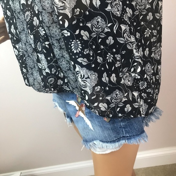 American Eagle Keyhole Tie Blouse – Black & White Floral Stripe – Size Small Pet - Picture 4 of 9